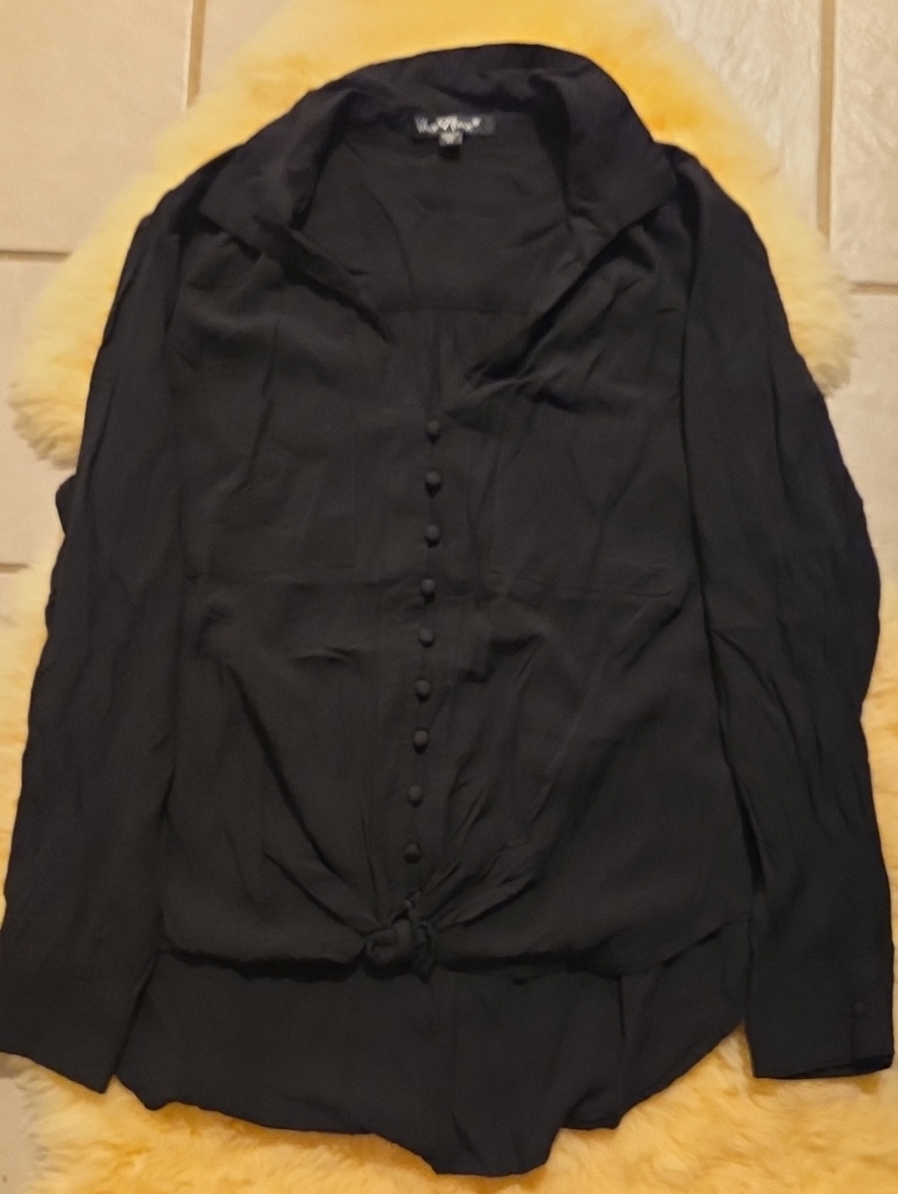 Velvet Heart Black Button-Front Tie-Hem Blouse